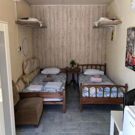 Converted Shed Studio & Garden Hanging Bed Pórto Ráfti Exteriör bild