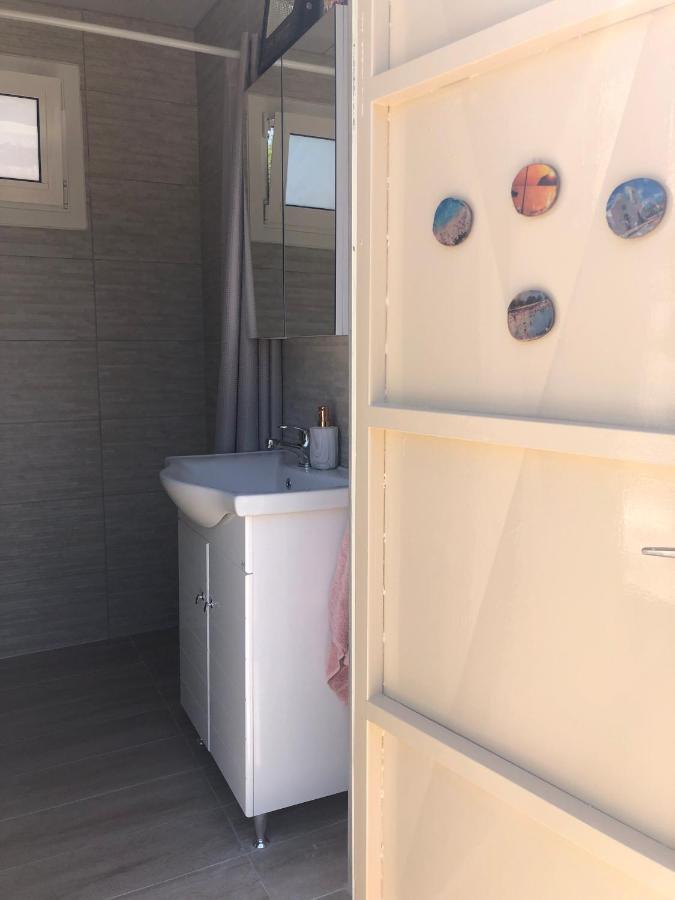 Converted Shed Studio & Garden Hanging Bed Pórto Ráfti Exteriör bild