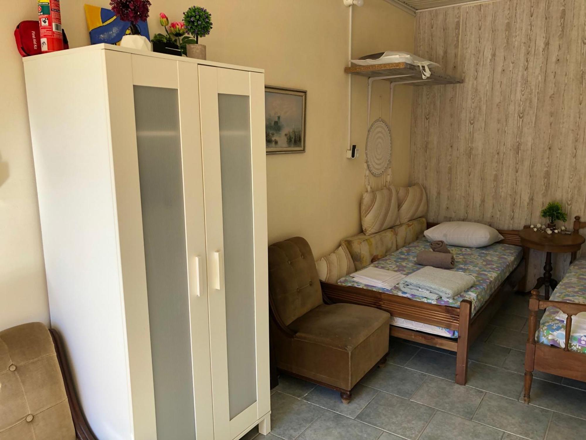Converted Shed Studio & Garden Hanging Bed Pórto Ráfti Exteriör bild